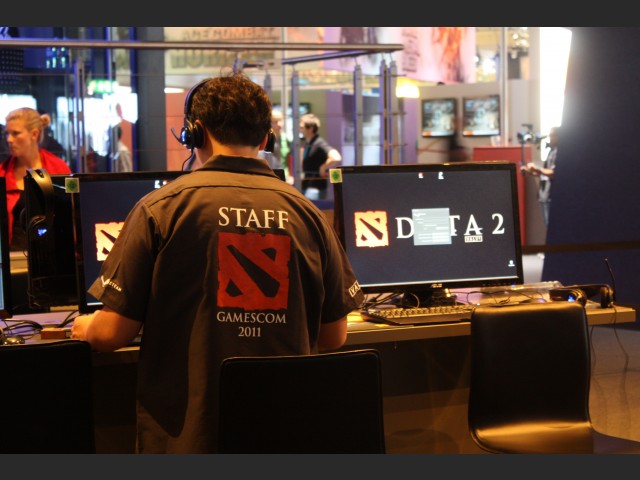 Valve-Mitarbeiter wartet einen PC