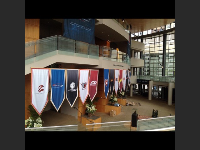 Die Team-Banner in der Lobby der Benaroya Hall