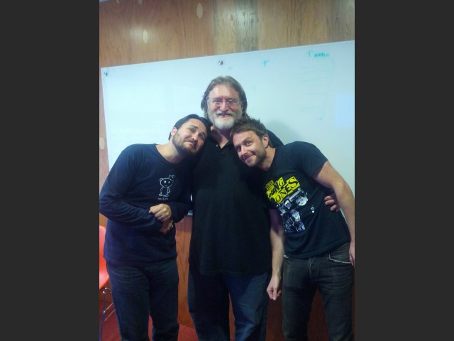 Gabe Newell mit den Schauspielern Wil Wheaton und Chris Hardwick
