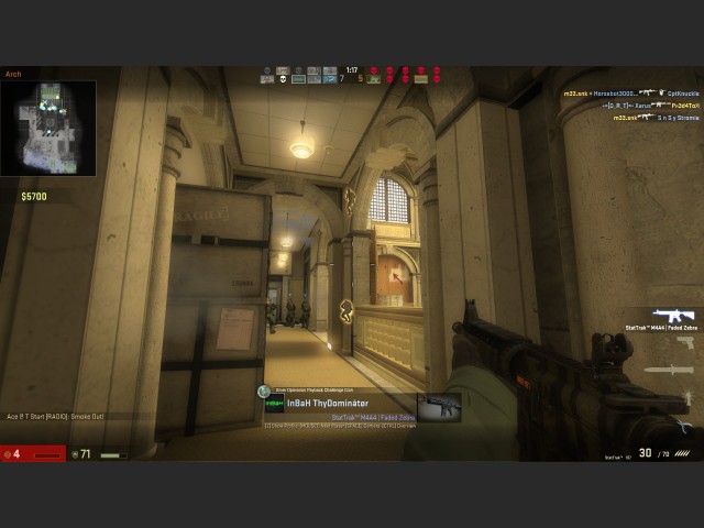 Spieler mit dekorierter M4A4 und Kill-Zhler