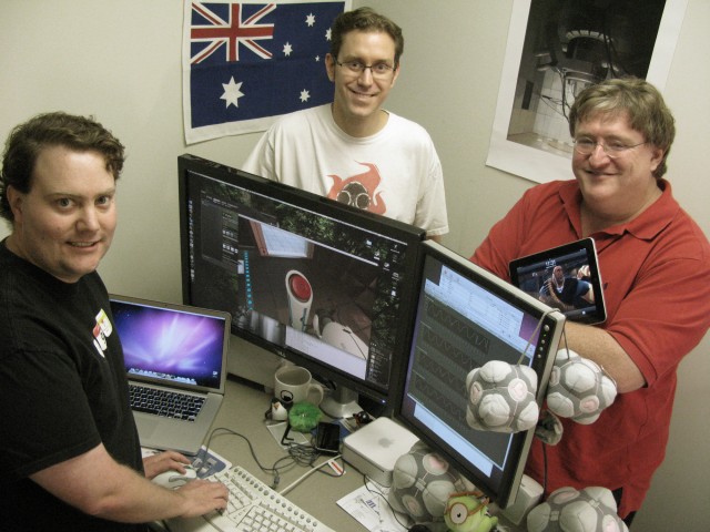 Alfred Reynolds, Jason Mitchell und Gabe Newell zelebrieren Steam-Mac-Release