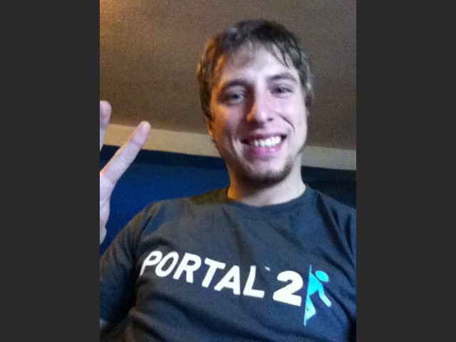HLP-Redakteur nzero mit Portal 2-Shirt