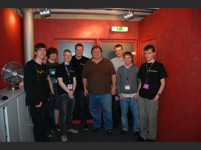 Gabe Newell und HLP-Team auf der gamescom 2011