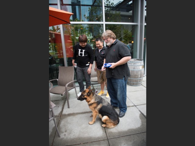 Gabe Newell mit Hund