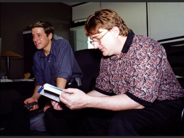 Gabe Newell und Geoff Keighly (1998)